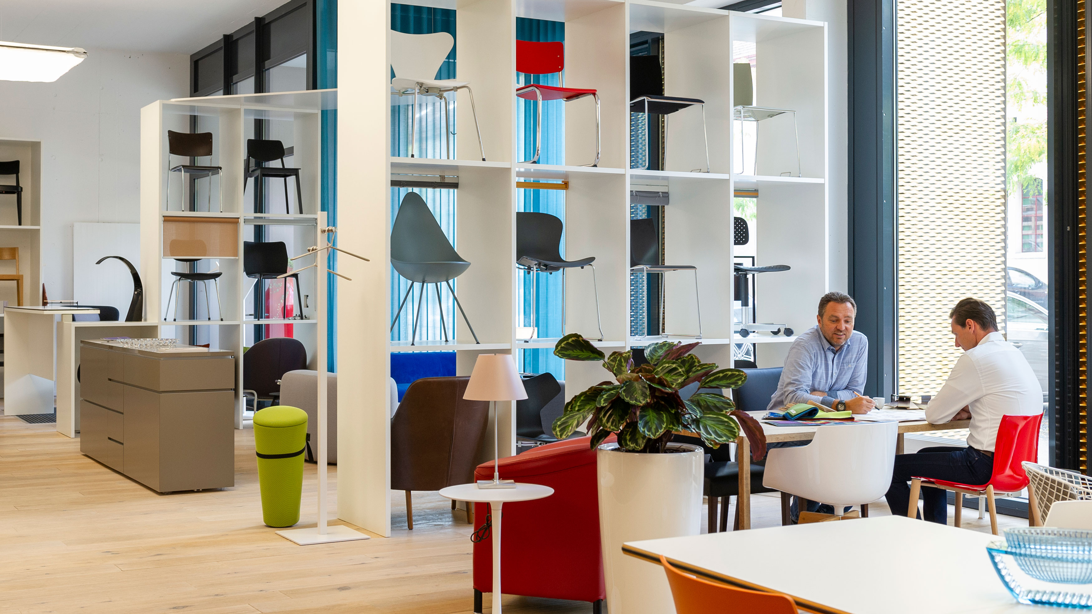 Header, Intrada, Showroom, Besprechung