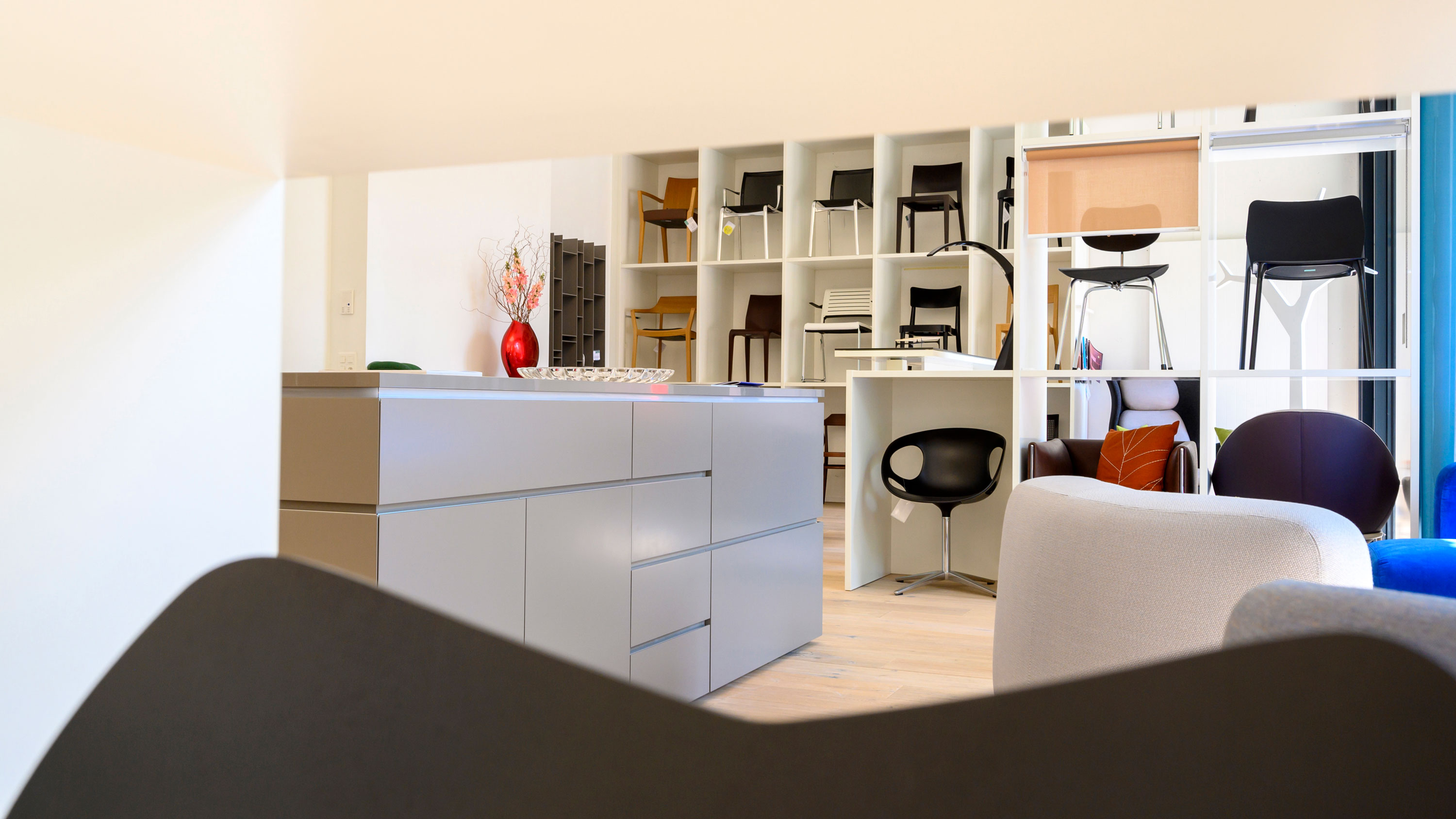 Header, Intrada, Showroom